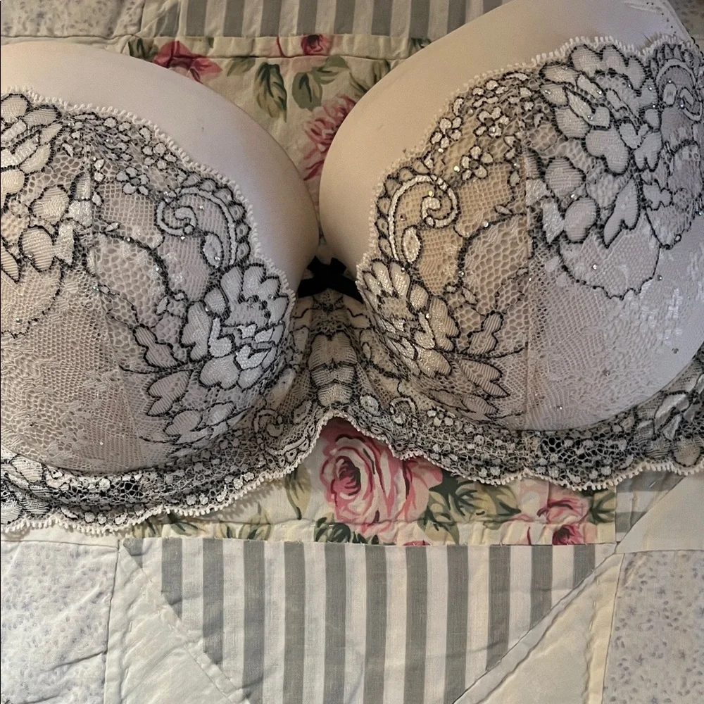 Victoria's Secret Lace Bra - Black and White -DREAM ANGELS BRA. VERY BEAUTIFUL - Picture 7 of 9